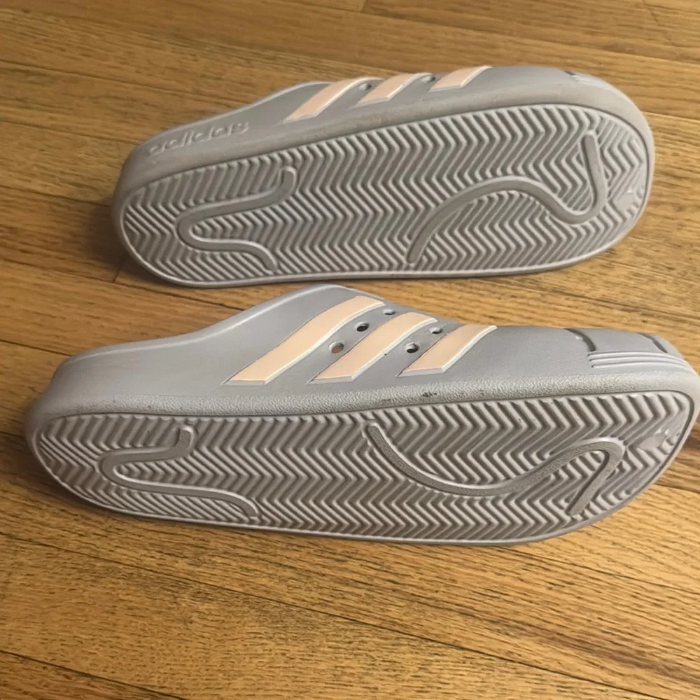 Adidas Mens Gray Croc like slides - Picture 3 of 4